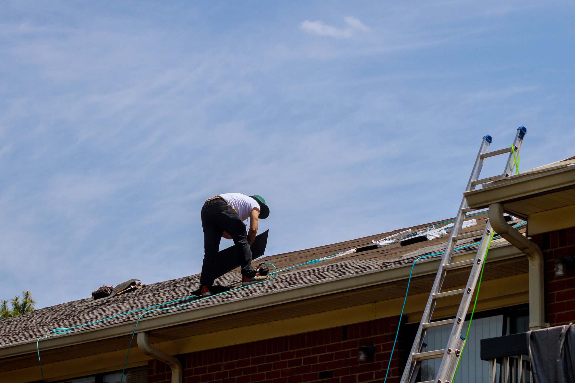 roof repair worker with replacing gray tiles shing M96UPK6